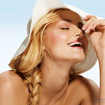 Девушка улыбается